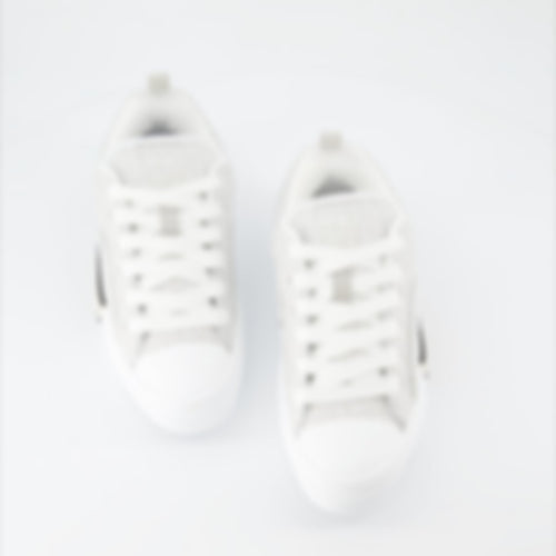 B23 sneakers
